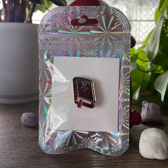 ✨ Books Are Magic ‘People to Kill’ Enamel Pin - Picture 3 of 3